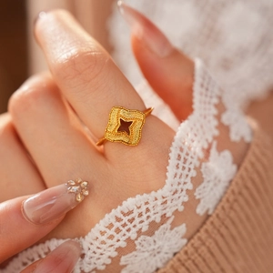 Détail d'une bague vintage plaquée or avec zircon et agate rouge portée à la main