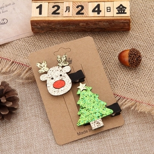 Set di fermagli natalizi con paillettes, renna e albero su uno sfondo rustico