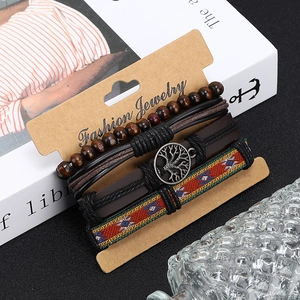 Détail d'un ensemble de bracelets en cuir multicouches avec pendentif arbre de vie