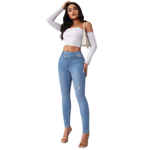 Damen Strick-Oberteil schulterfrei und High-Waist Jeans mit ausgefranstem Saum und Tasche