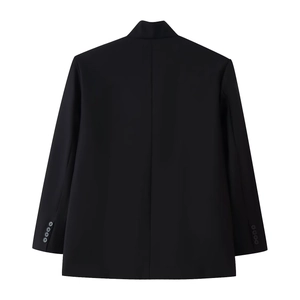 Détail de la couture arrière du blazer à carreaux noir et boutons décoratifs aux poignets