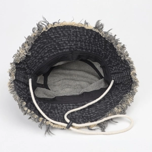 Chapeau bob en denim gris foncé délavé avec bords effilochés et cordon de serrage
