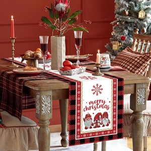 Chemin de table de Noël à carreaux rouges et noirs avec gnomes et texte merry christmas
