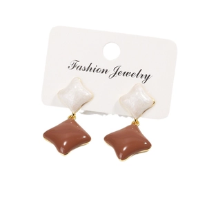 Retro diamond clover earrings with white and brown enamel in gold plated metal finish