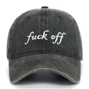 Gros plan sur la broderie blanche de la casquette en coton lavé de couleur anthracite