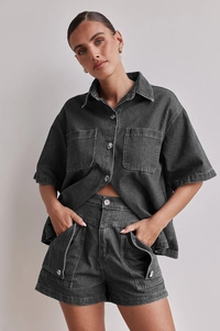 Detailansicht des dunkelgrauen Denim-Sets mit lockerem Hemd und Cargo-Shorts aus Baumwolle