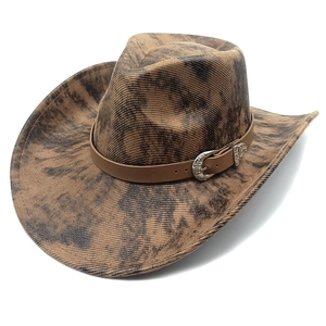 Dettaglio cappello cowboy scamosciato con fibbia incisa vintage e fascia in cuoio