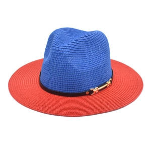 Chapeau de paille bicolore à large bord bleu et rouge avec ruban noir et boucle dorée
