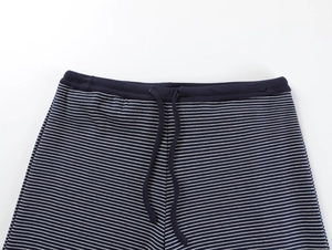 Détail de la taille rayée bleu marine et blanc avec cordon de serrage réglable