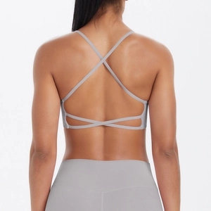 Vue détaillée du dos d'un soutien-gorge de sport gris clair avec bretelles croisées