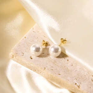 Élégantes boucles d'oreilles perles en titane plaqué or 18 carats sur fond de soie