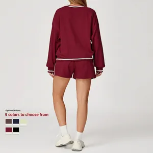 Ensemble décontracté bordeaux pour femme avec sweat et short, vue de l'arrière