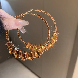 Vue détaillée des créoles en cristal champagne ambré avec pierres précieuses facettées