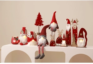 Gnomes de Noël rouges lumineux et rennes décoratifs sur une étagère moderne