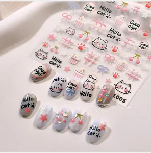 Vue macro d'autocollants à ongles chat mignon avec motifs de desserts roses et bleus
