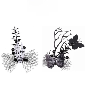 Détails des pinces à cheveux gothiques d'Halloween avec mains de squelette et papillon crâne