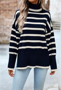 Detail eines hochgeschlossenen Streifenpullovers in Marine und Beige mit lockerer Passform