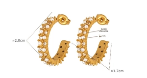 Vue détaillée des boucles d'oreilles dorées en C de 2cm avec perles et strass incrustés