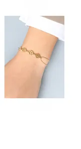 Dettaglio del bracciale in acciaio inossidabile placcato oro 18K con maglie a forma di smiley