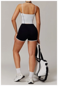 Rückansicht von High-Impact Yoga-Tanktop und Shorts mit überkreuzten Trägern und Passform