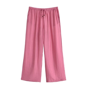 Detail von rosa weiten Hosen mit Kordelzug am Bund und plissiertem Stoff für Damen