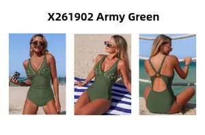 Dettaglio del costume intero verde militare con motivi laser cut e schiena incrociata