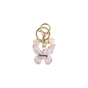 Détail du porte-clés papillon en acrylique avec fleurs roses et cœur pour Nanny