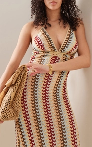 Gros plan sur la maille au crochet aux motifs ondulés colorés et col en V