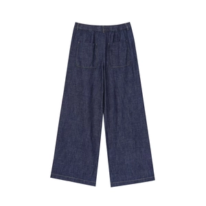 Dettaglio dei pantaloni in denim a gamba larga blu scuro con doppie tasche e cuciture a contrasto
