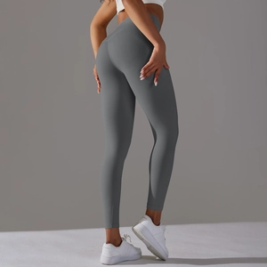 Détail de legging de yoga taille haute sans couture en gris anthracite et tissu opaque