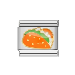 Dettaglio del ciondolo in acciaio inossidabile con vivace design taco in smalto