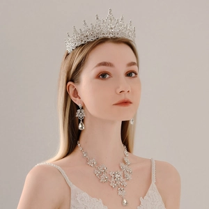 Dettaglio del set di gioielli da sposa di lusso con corona di strass e collana argento