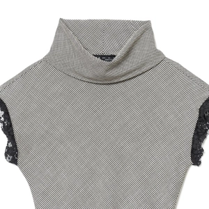 Eleganter Rollkragenpullover mit Hahnentrittmuster und schwarzen Spitzenbündchen