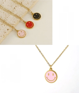Détail de colliers en acier inoxydable doré 18K avec pendentifs smiley en émail coloré