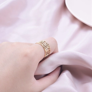 Bague réglable en acier inoxydable doré avec motif feuille ajourée sur soie rose
