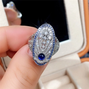 Detalle de anillo Art Deco vintage con circonita zafiro azul y trabajo de filigrana