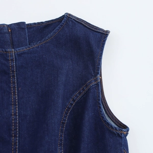 Détail de la robe midi sans manches en denim avec col rond et surpiqûres jaunes contrastées