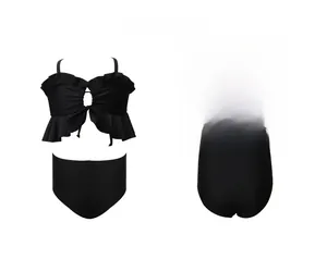 Détail d'un bikini noir pour filles avec haut à volants et bretelles croisées