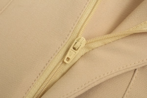 Vista macro del tessuto kaki di alta qualità e dettaglio della cerniera sui pantaloni casual