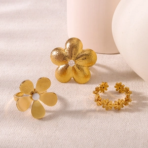 Set of three golden floral stainless steel rings with zircon and adjustable open band