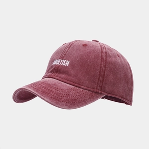 Détail de la broderie ADULTISH sur une casquette en coton lavé vintage rouge foncé