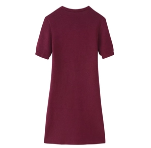 Dettaglio dell'abito in maglia bordeaux con scollo rotondo e texture a costine rifinita