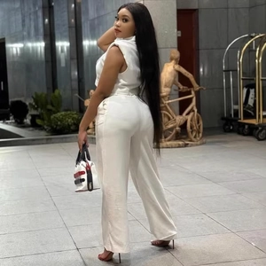 Elegante conjunto blanco de dos piezas con chaleco sin mangas y pantalones de pierna ancha