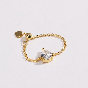 Détail d'une bague ajustable en plaqué or 18k avec zircon taillé en forme de poire