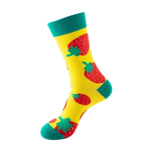 Grappige gele sokken met rode aardbeienprint en contrasterende groenblauwe hielen