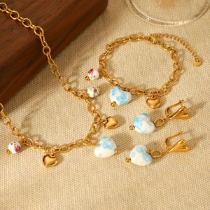 Parure bijoux dorés en acier inoxydable avec cœurs en céramique bleue et perles florales
