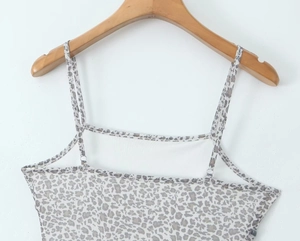 Detail von Leoparden-Trägershirt mit verstellbaren Trägern auf einem Holzkleiderbügel