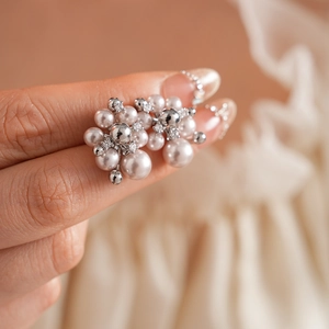 Macro di orecchini vintage con perle e zirconi in argento dal design raffinato