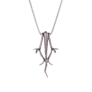 Collier serpent argenté style punk avec pendentif ailé sur fond blanc