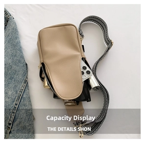 Interno della borsa a tracolla in pelle PU beige con oggetti di uso quotidiano e tracolla